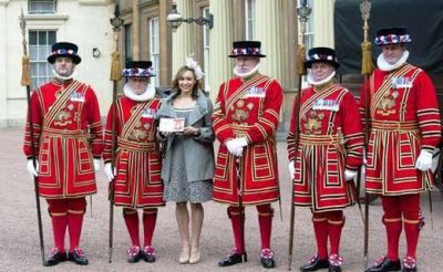 Campeona de Londres 2012, Jessica Ennis, fue condecorada por Isabel II